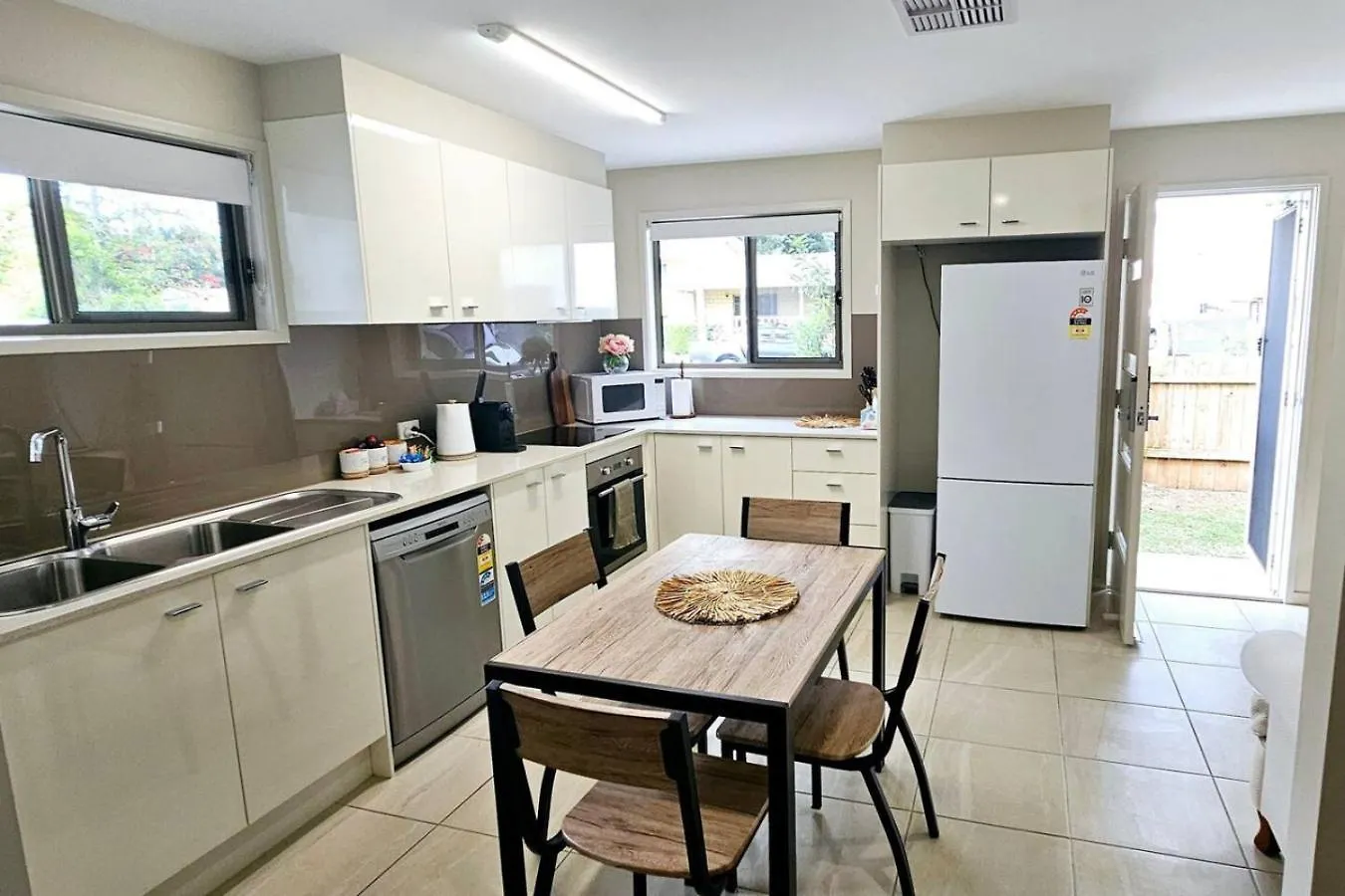 Poinciana Townhouse 1 At Sunlight Swan Beerwah Sleeps 6 Apartment