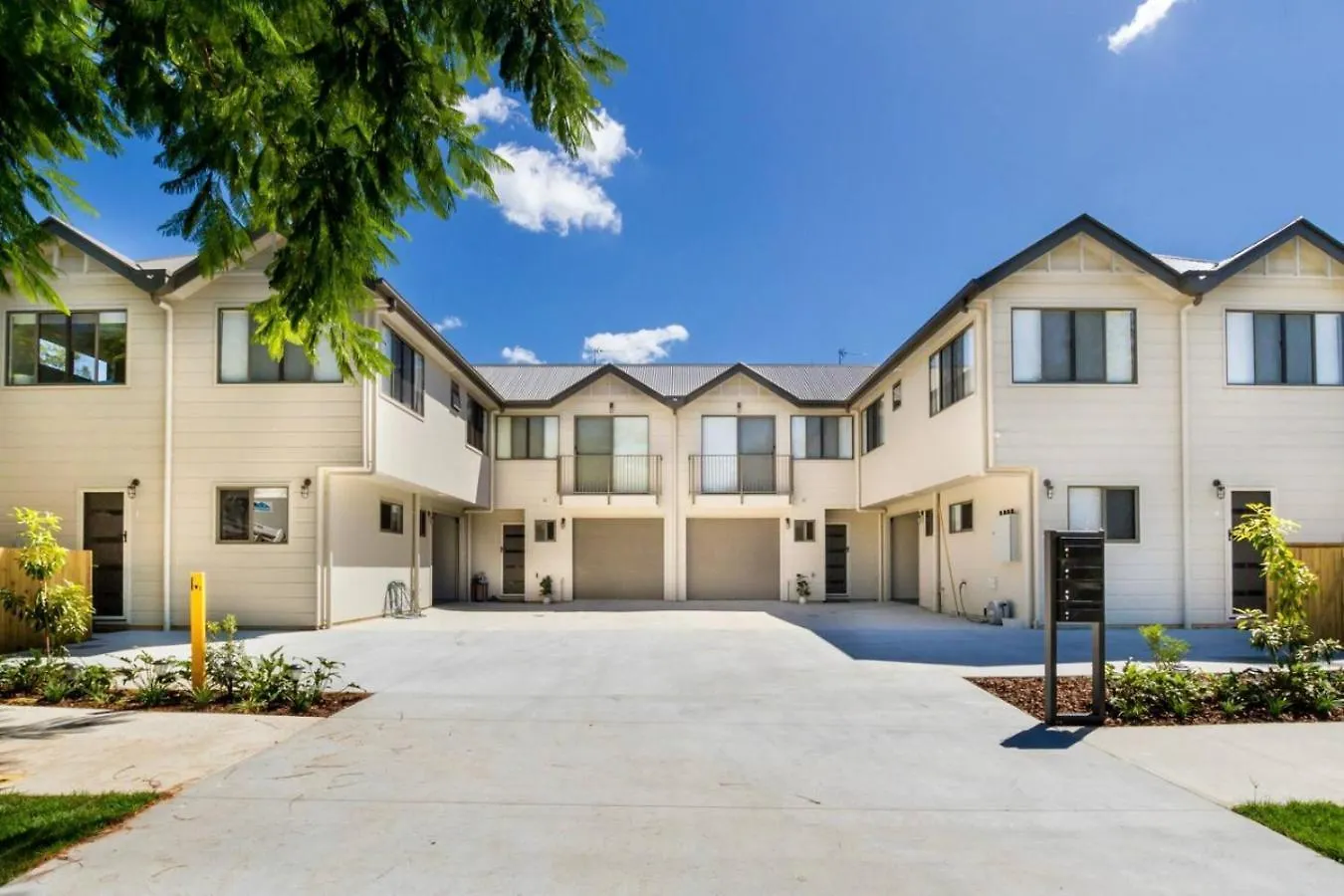 Poinciana Townhouse 1 At Sunlight Swan Beerwah Sleeps 6 Apartment